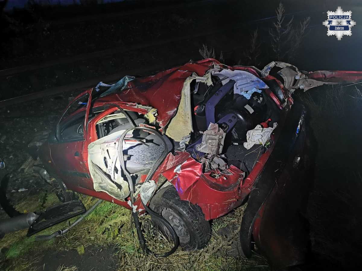 Nietrzeźwy kierowca z dzieckiem w aucie wypadł z drogi – w samochód uderzyła lokomotywa