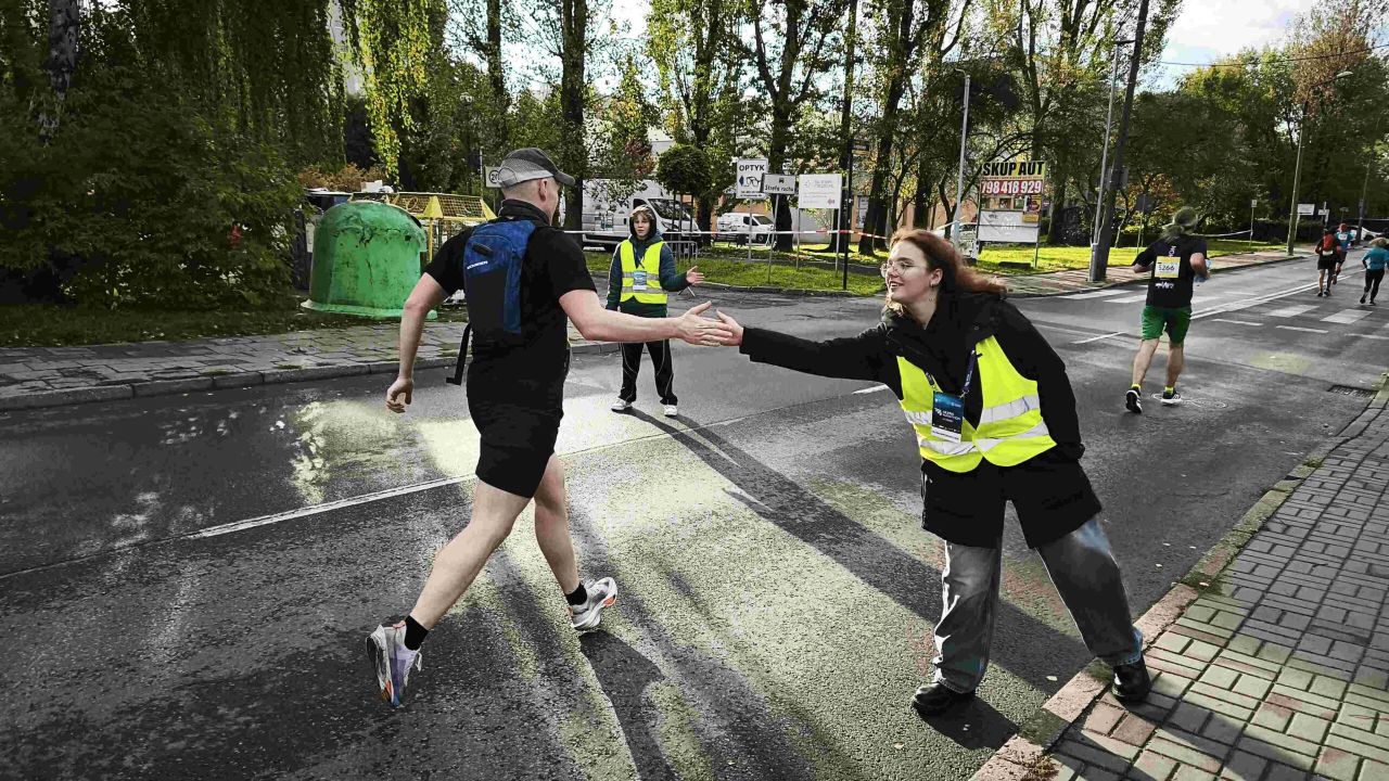 Świętochłowice na Silesia Marathon 2025: uczniowie SP2 znów wsparli biegaczy!
