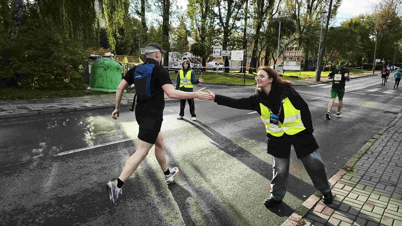 Świętochłowice na Silesia Marathon 2025: uczniowie SP2 znów wsparli biegaczy!