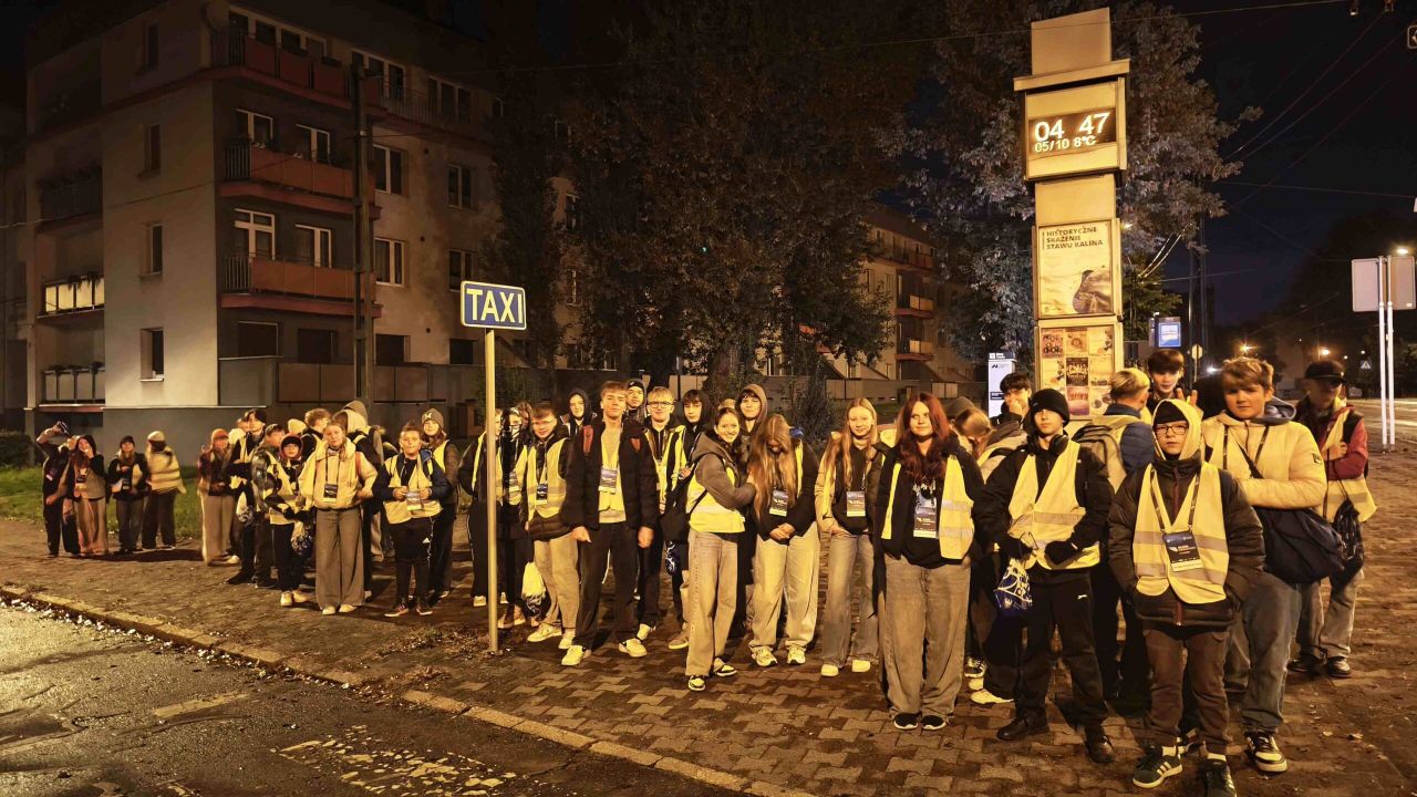 Świętochłowice na Silesia Marathon 2025: uczniowie SP2 znów wsparli biegaczy!