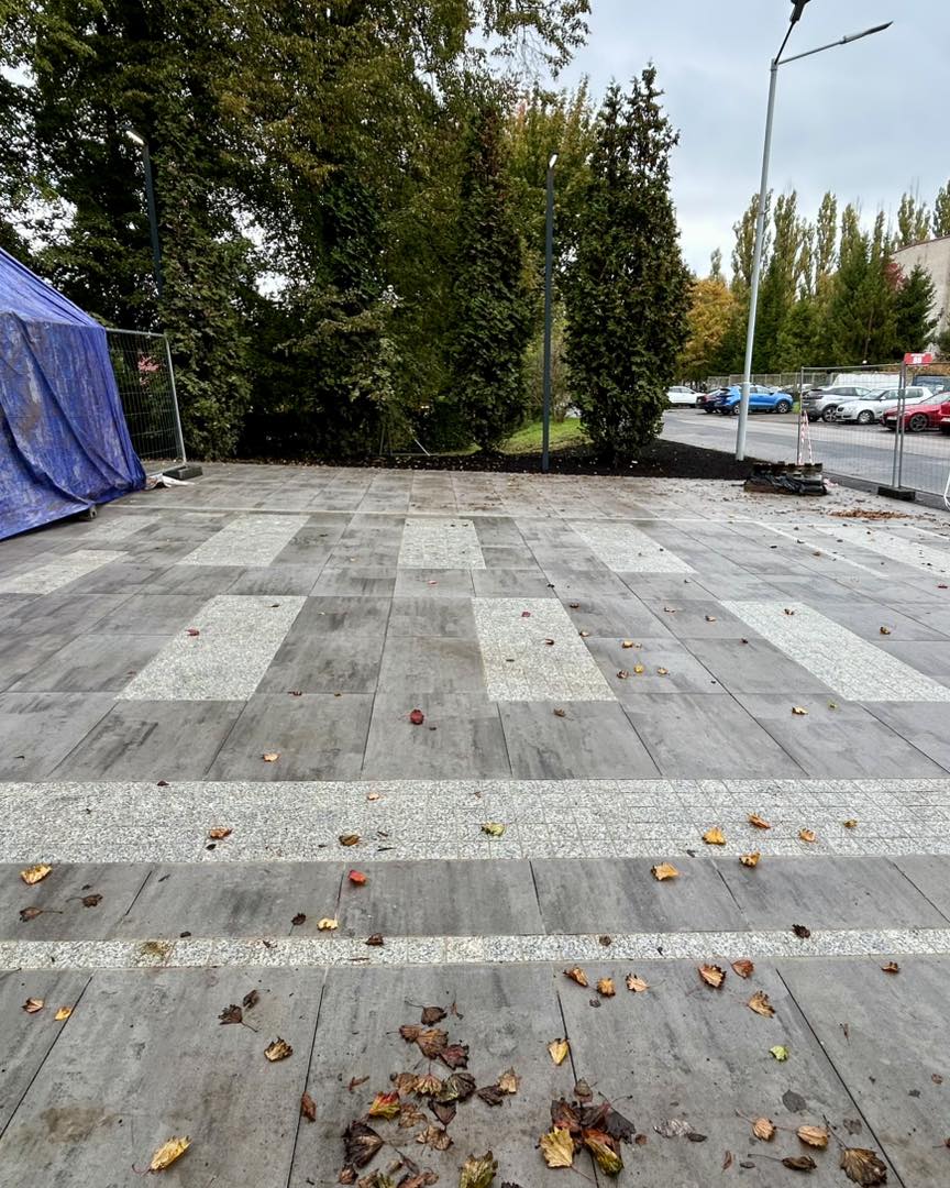 Finał obchodów 80. rocznicy Tragedii Górnośląskiej. Prace przy bramie obozu na finiszu