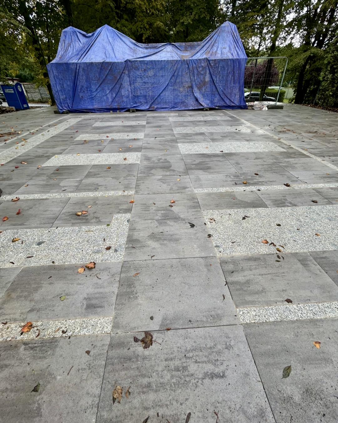 Finał obchodów 80. rocznicy Tragedii Górnośląskiej. Prace przy bramie obozu na finiszu