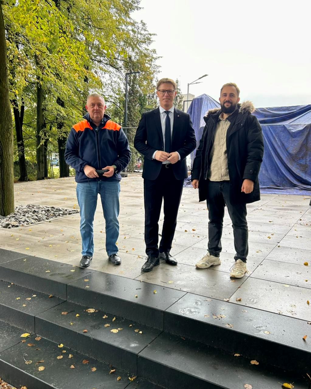 Finał obchodów 80. rocznicy Tragedii Górnośląskiej. Prace przy bramie obozu na finiszu