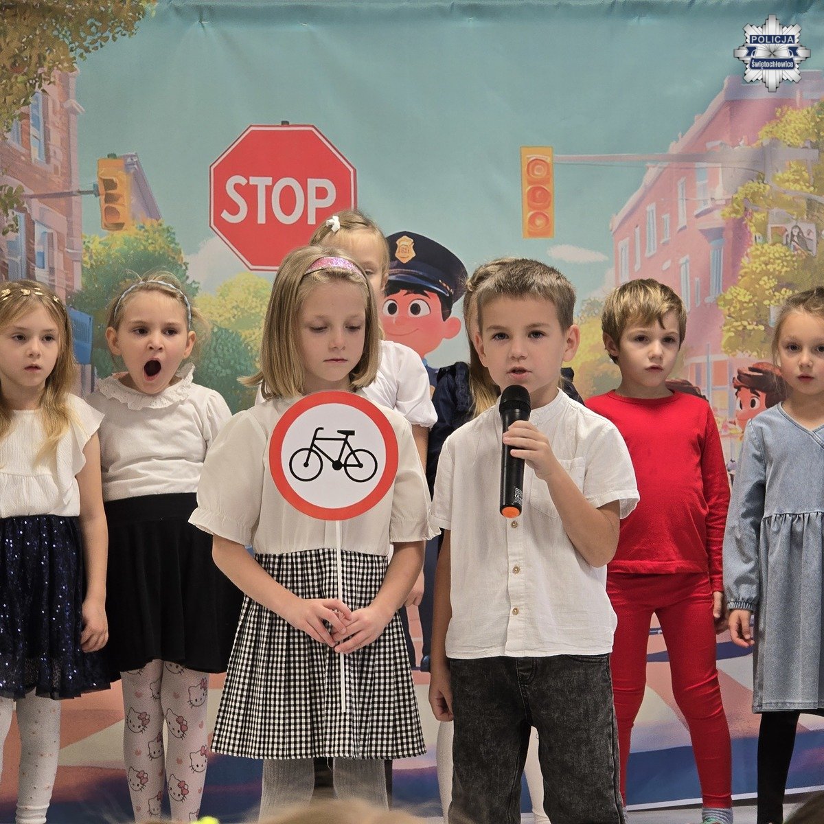 Przedszkolaki ze Świętochłowic uczą zasad ruchu drogowego z pomocą policji i Sznupka