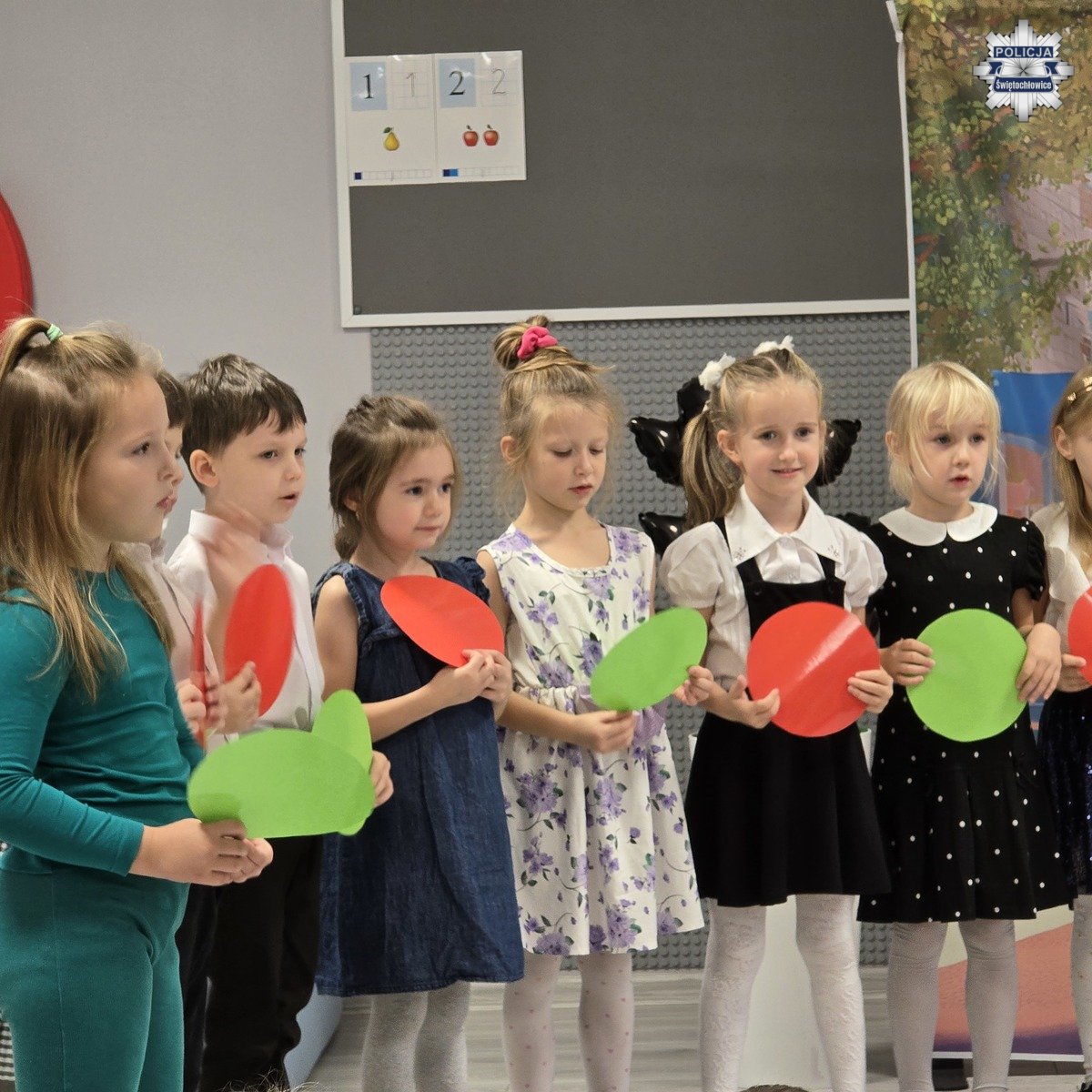 Przedszkolaki ze Świętochłowic uczą zasad ruchu drogowego z pomocą policji i Sznupka