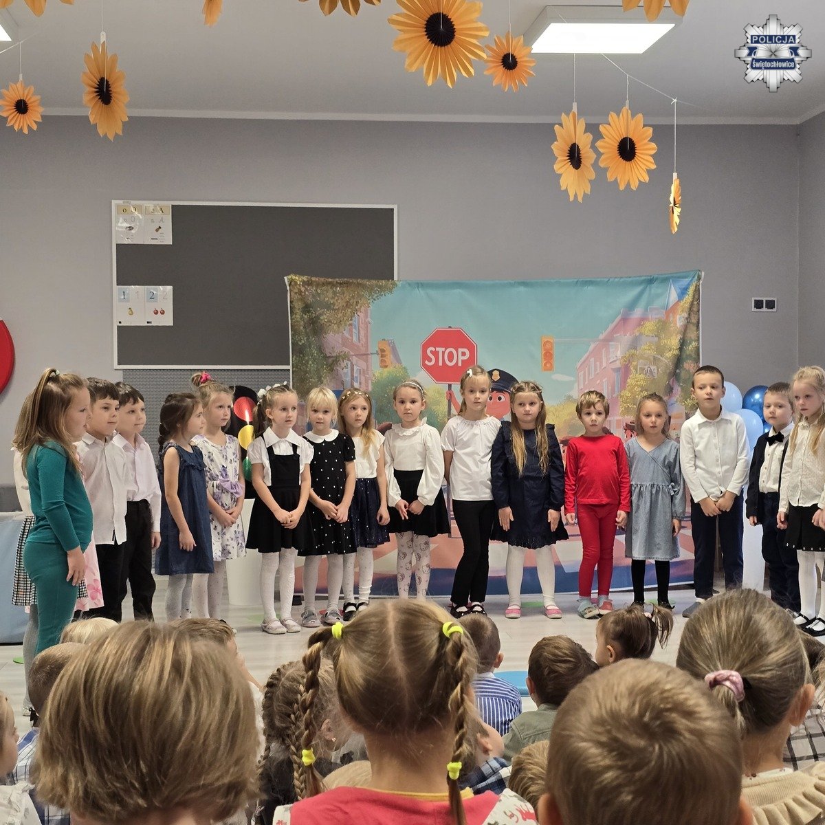 Przedszkolaki ze Świętochłowic uczą zasad ruchu drogowego z pomocą policji i Sznupka