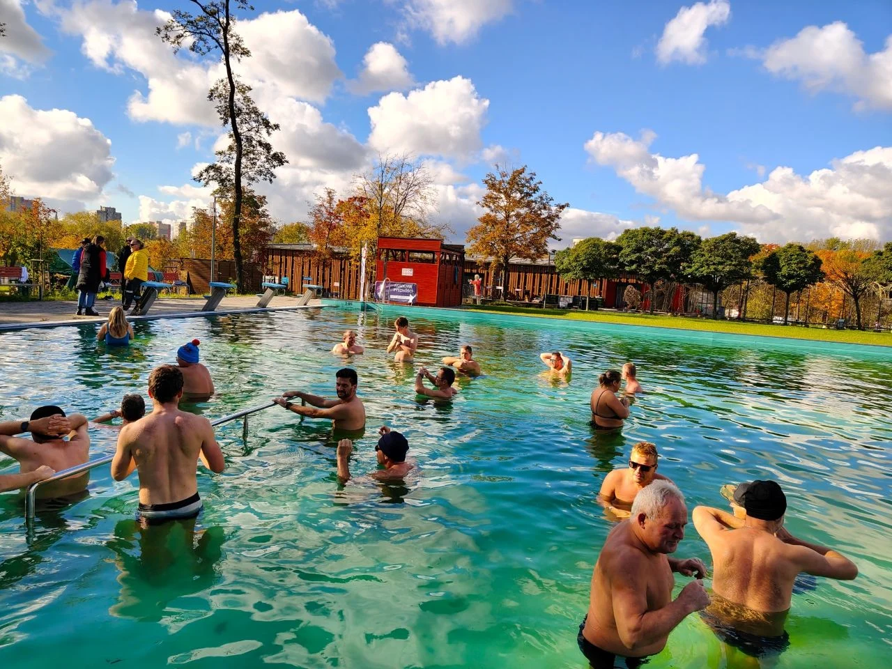 Basen ekologiczny w Świętochłowicach znów tętni życiem – ruszył sezon morsów!