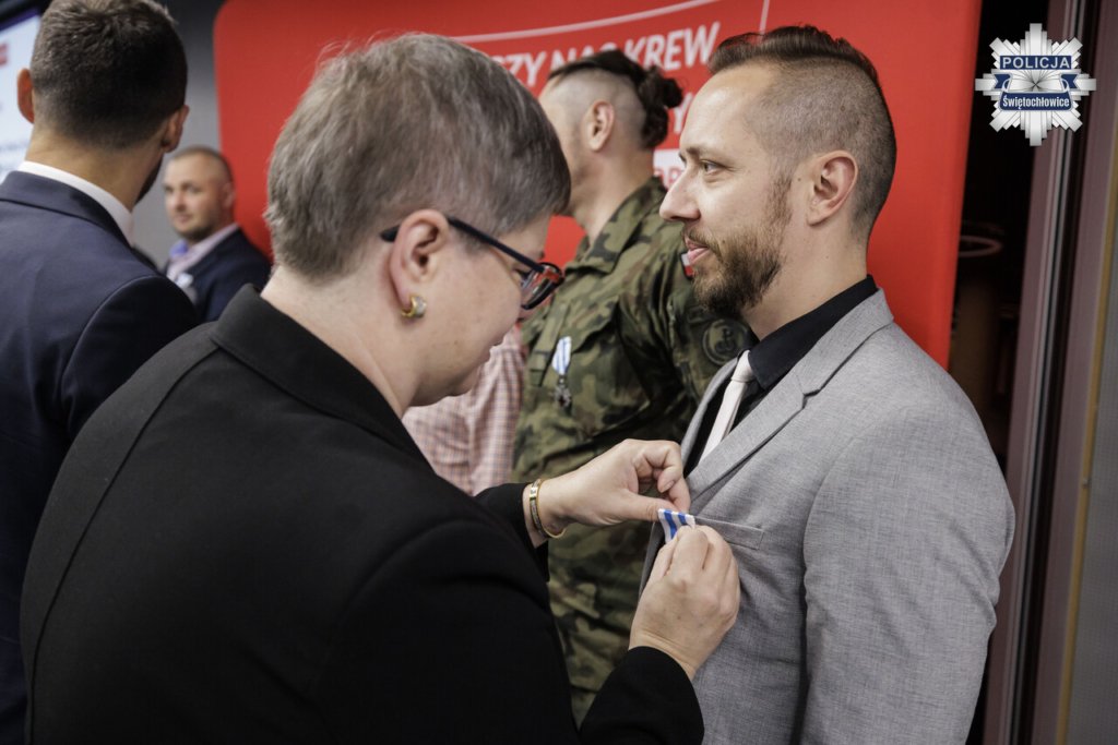 Świętochłowicki policjant oddał już ponad 24 litry krwi. Otrzymał prestiżowe odznaczenie