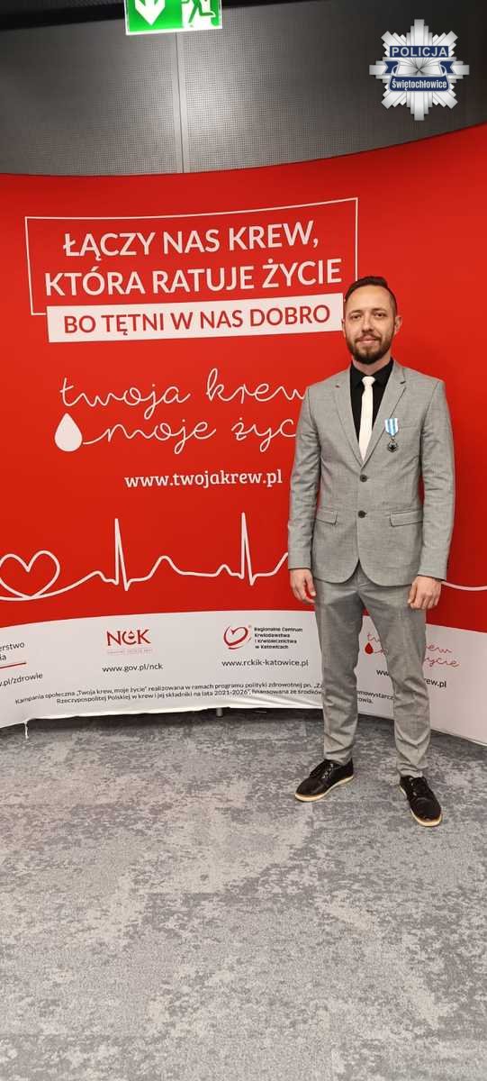 Świętochłowicki policjant oddał już ponad 24 litry krwi. Otrzymał prestiżowe odznaczenie