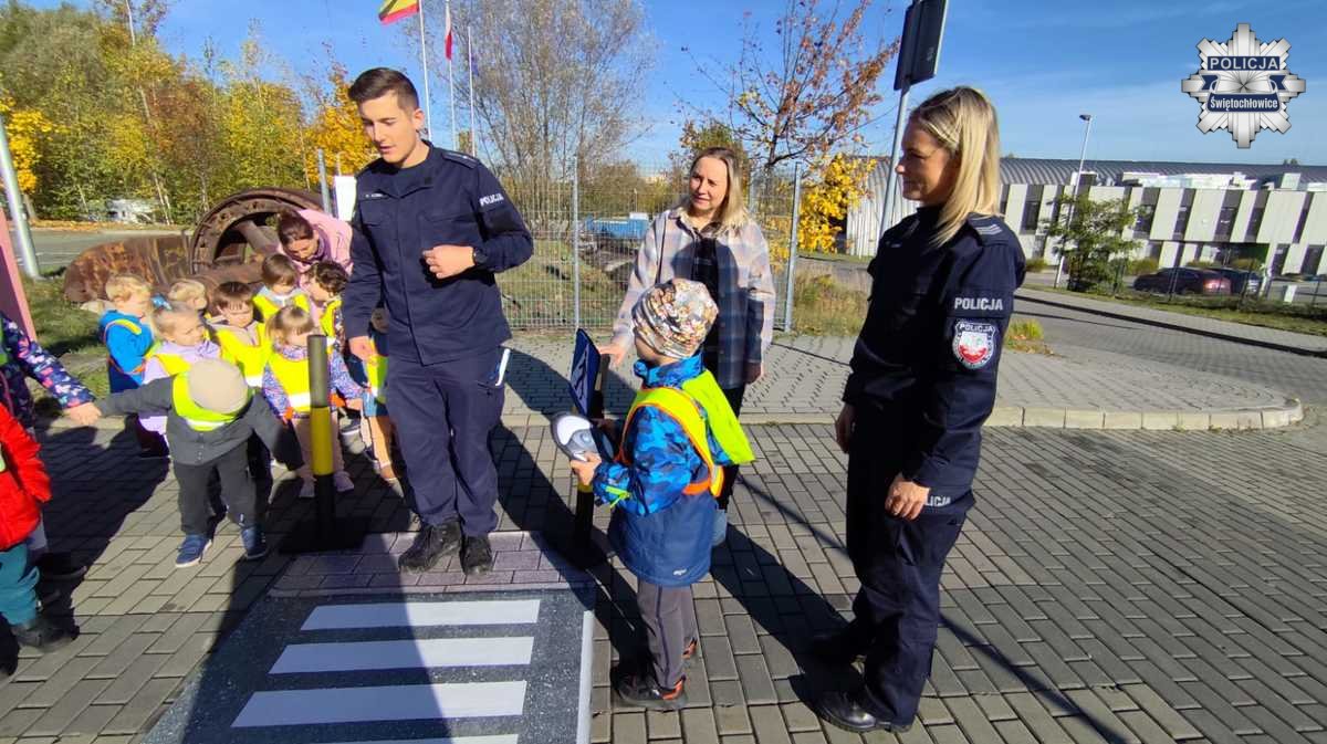 Policjanci uczą przedszkolaków z „Pingwinków” bezpiecznego zachowania na drodze