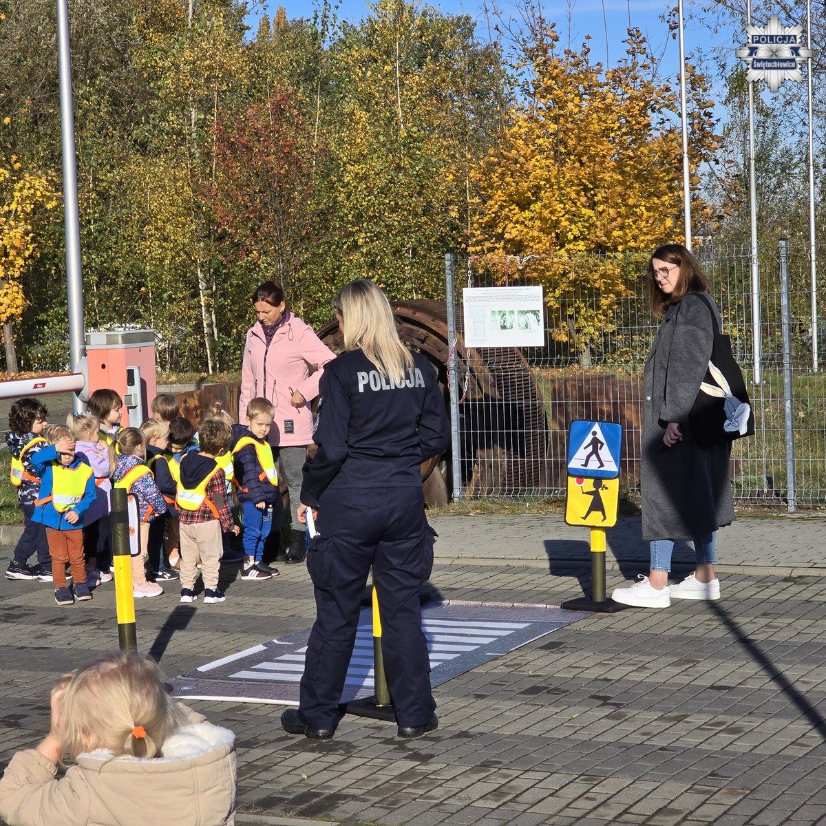 Policjanci uczą przedszkolaków z „Pingwinków” bezpiecznego zachowania na drodze