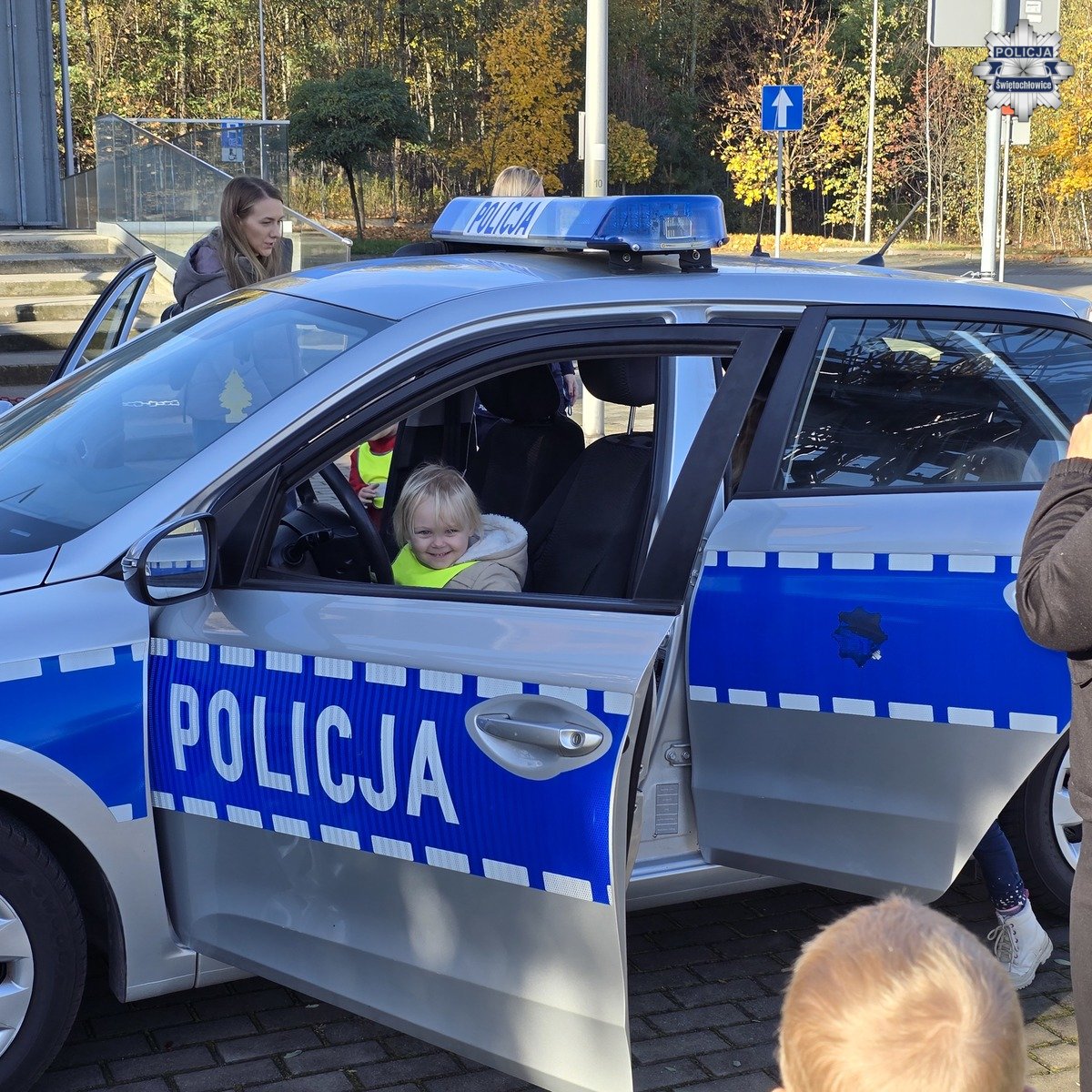 Policjanci uczą przedszkolaków z „Pingwinków” bezpiecznego zachowania na drodze