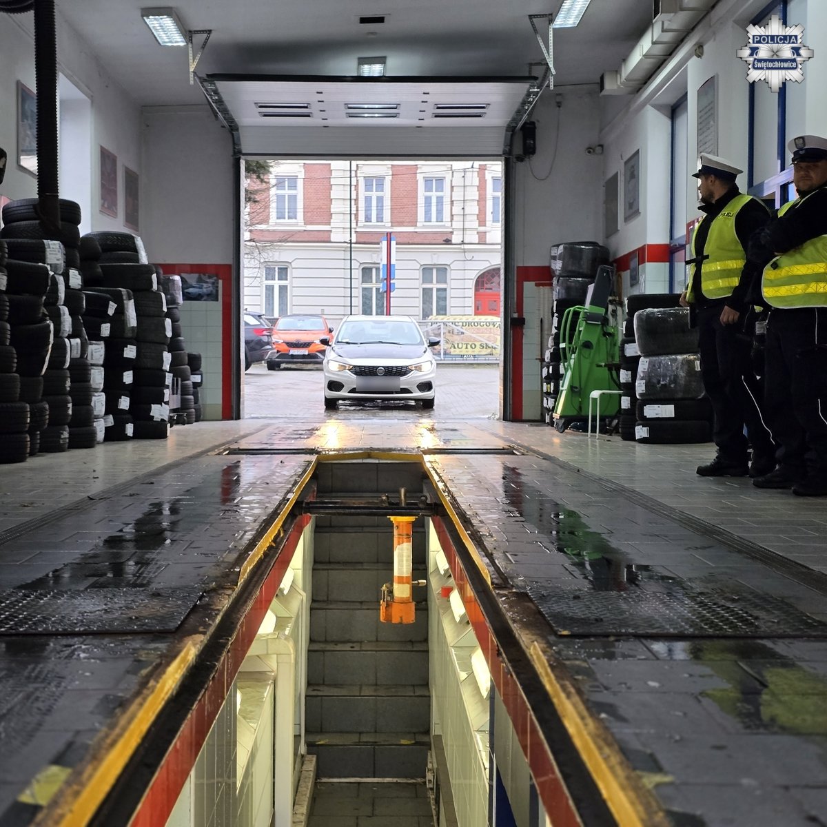 Policjanci sprawdzali światła aut w ramach kampanii „Twoje Światła – Nasze Bezpieczeństwo”