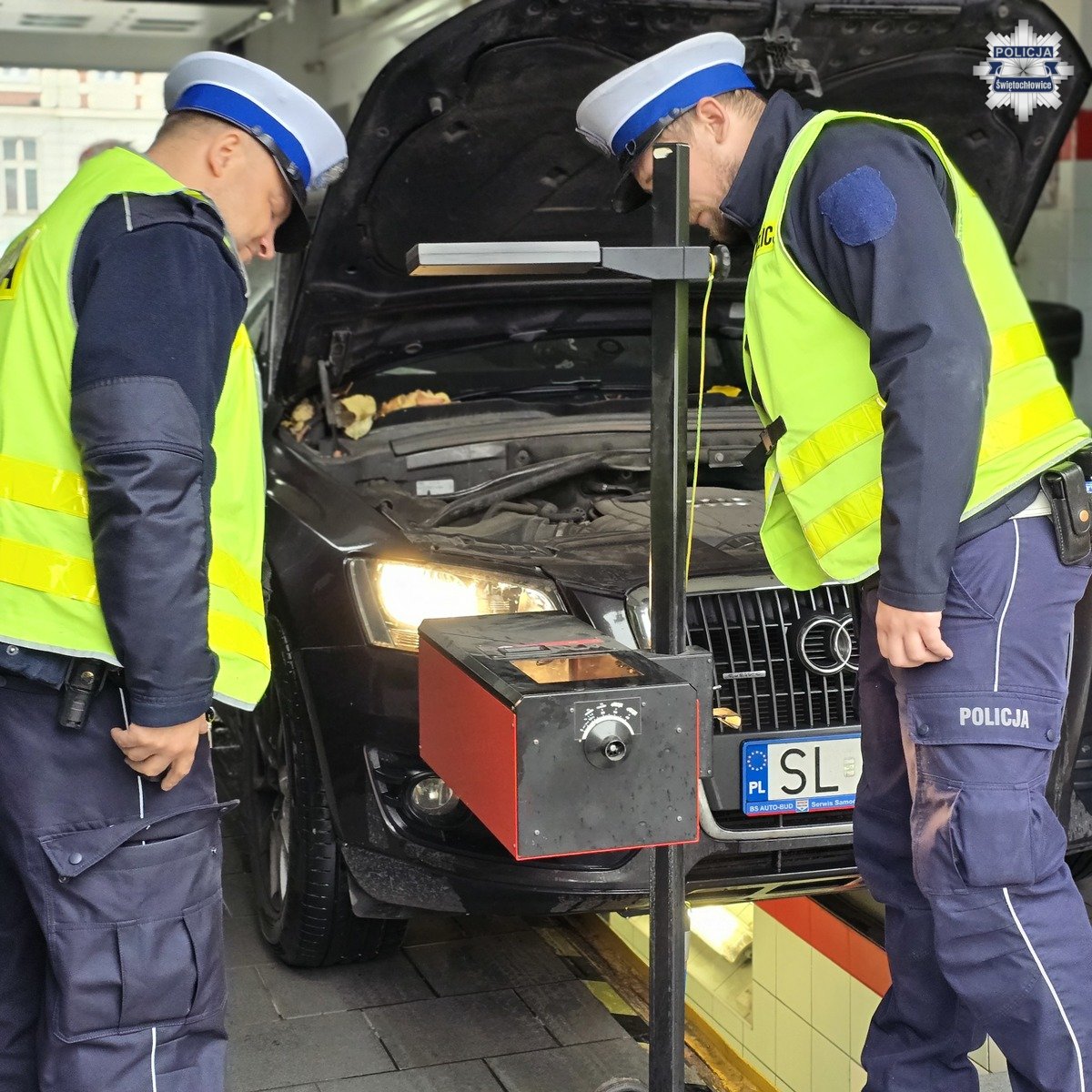 Policjanci sprawdzali światła aut w ramach kampanii „Twoje Światła – Nasze Bezpieczeństwo”