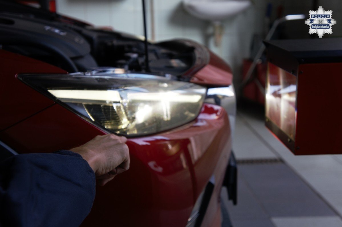 Policjanci sprawdzali światła aut w ramach kampanii „Twoje Światła – Nasze Bezpieczeństwo”
