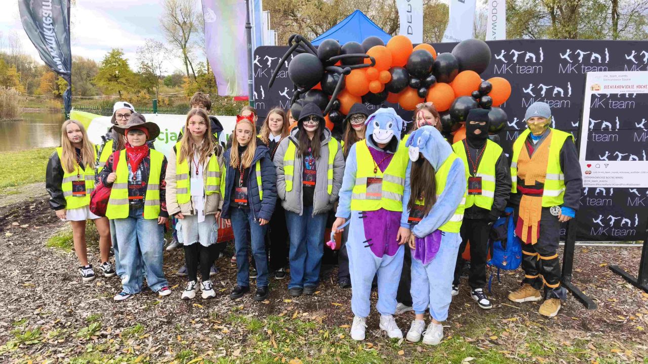 Wolontariusze z SP 2 wsparli bieg XI Nocne Marki w halloweenowym klimacie