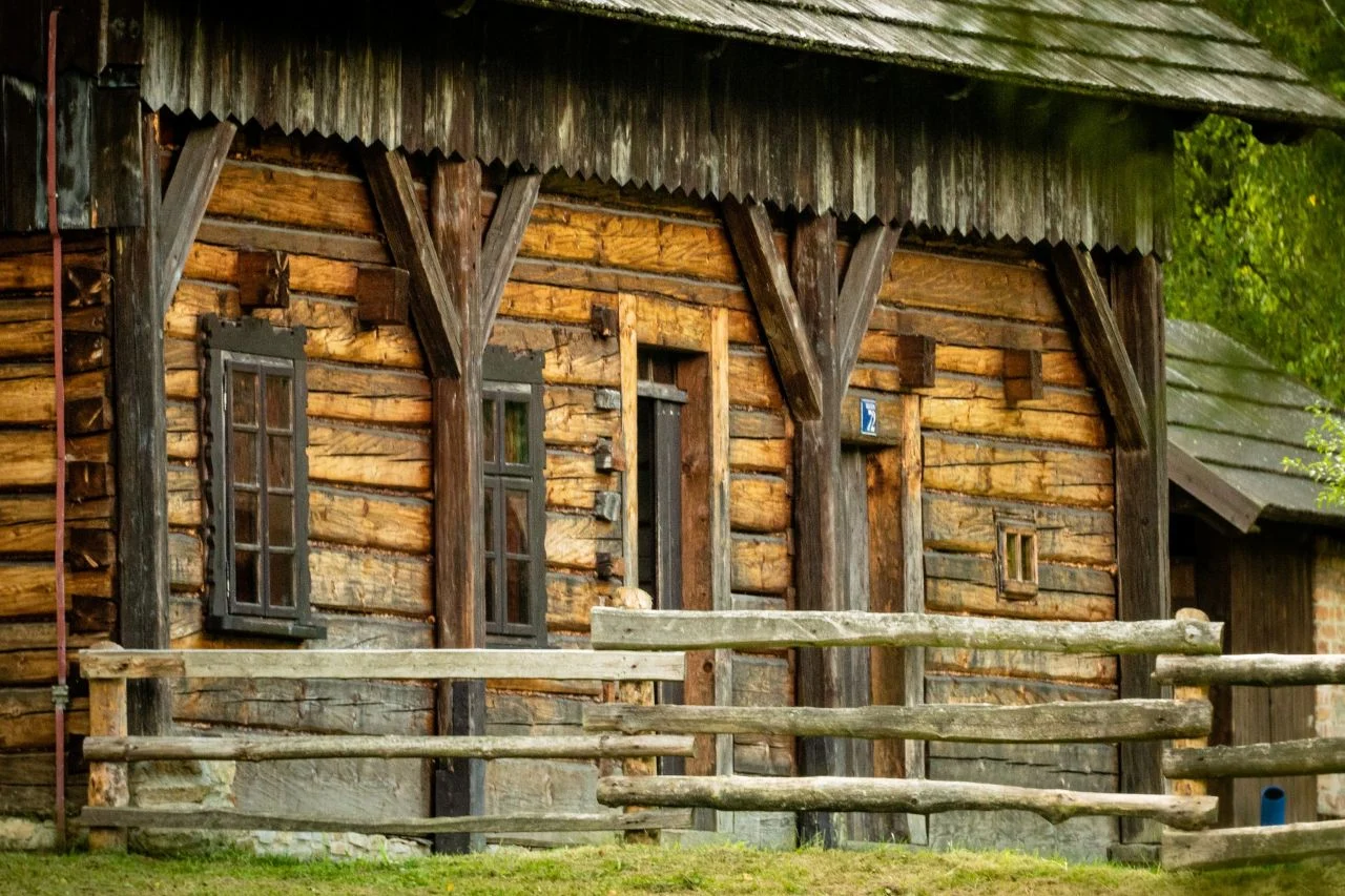 Chałupa z Goleszowa zamknięta dla zwiedzających. Trwa remont w chorzowskim Skansenie