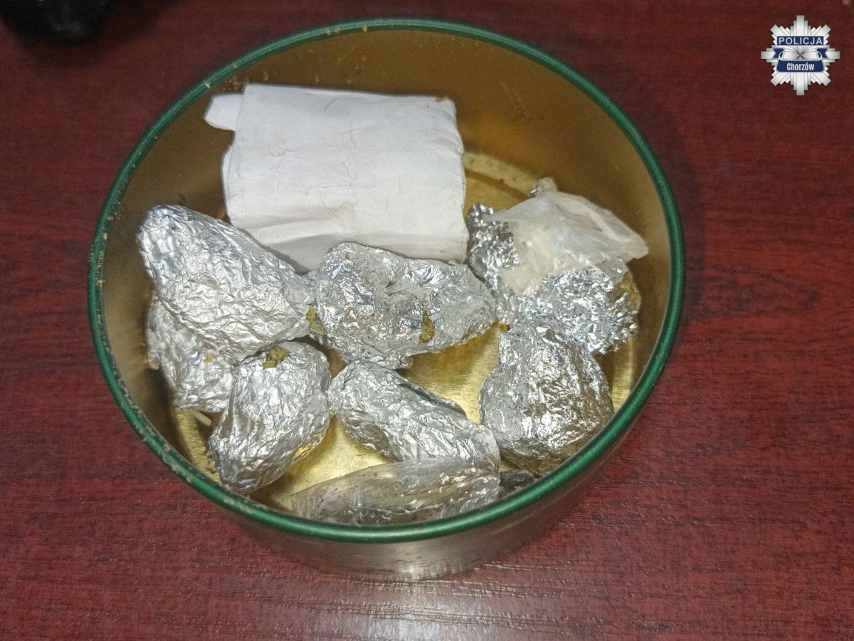 19-latek zatrzymany z marihuaną na klatce schodowej – grozi mu do 3 lat więzienia