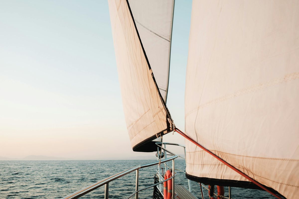 Czarter jachtów Mazury - jak zaplanować żeglarską przygodę życia?