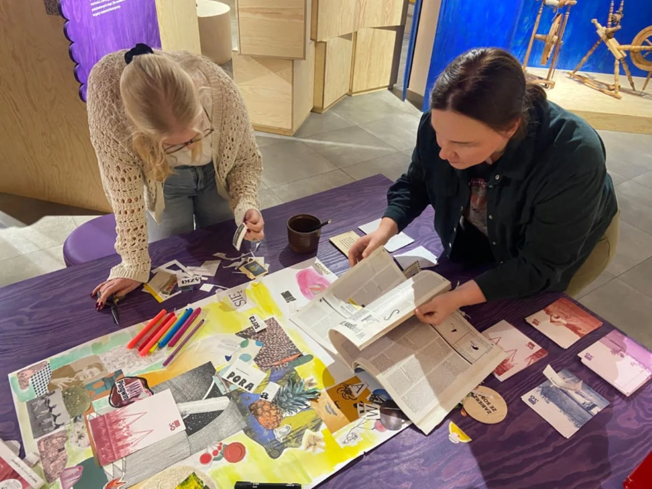 Warsztaty tworzenia plakatu z lat 70. w Skansenie. Kreatywnie i z klimatem PRL!