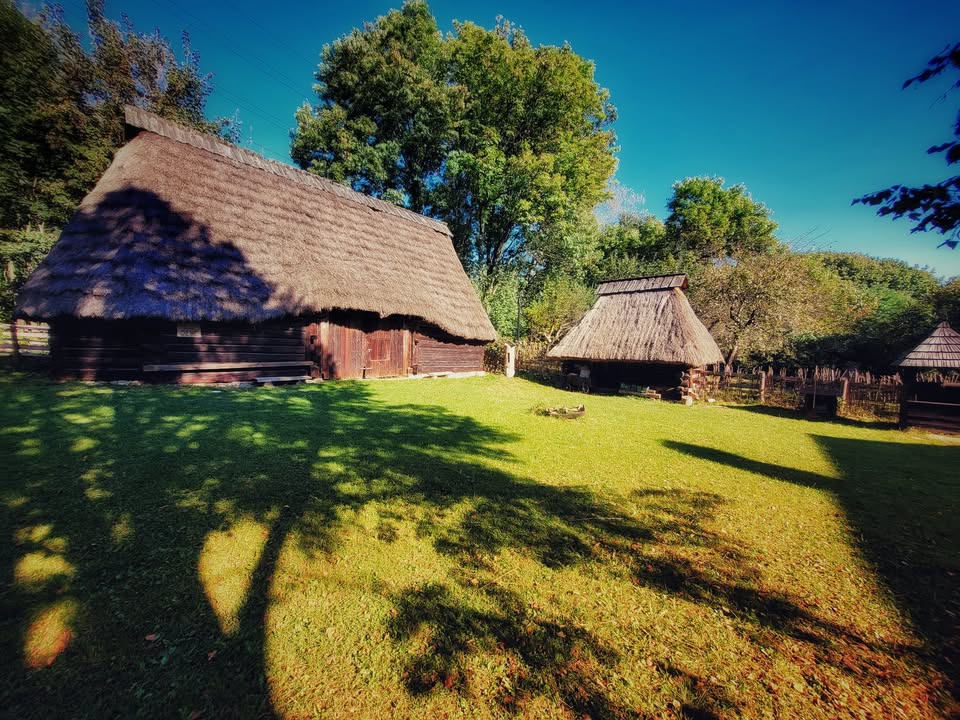 Etnospacer w Chorzowie: odkryj życie dawnej wsi w skansenie już 26 października!