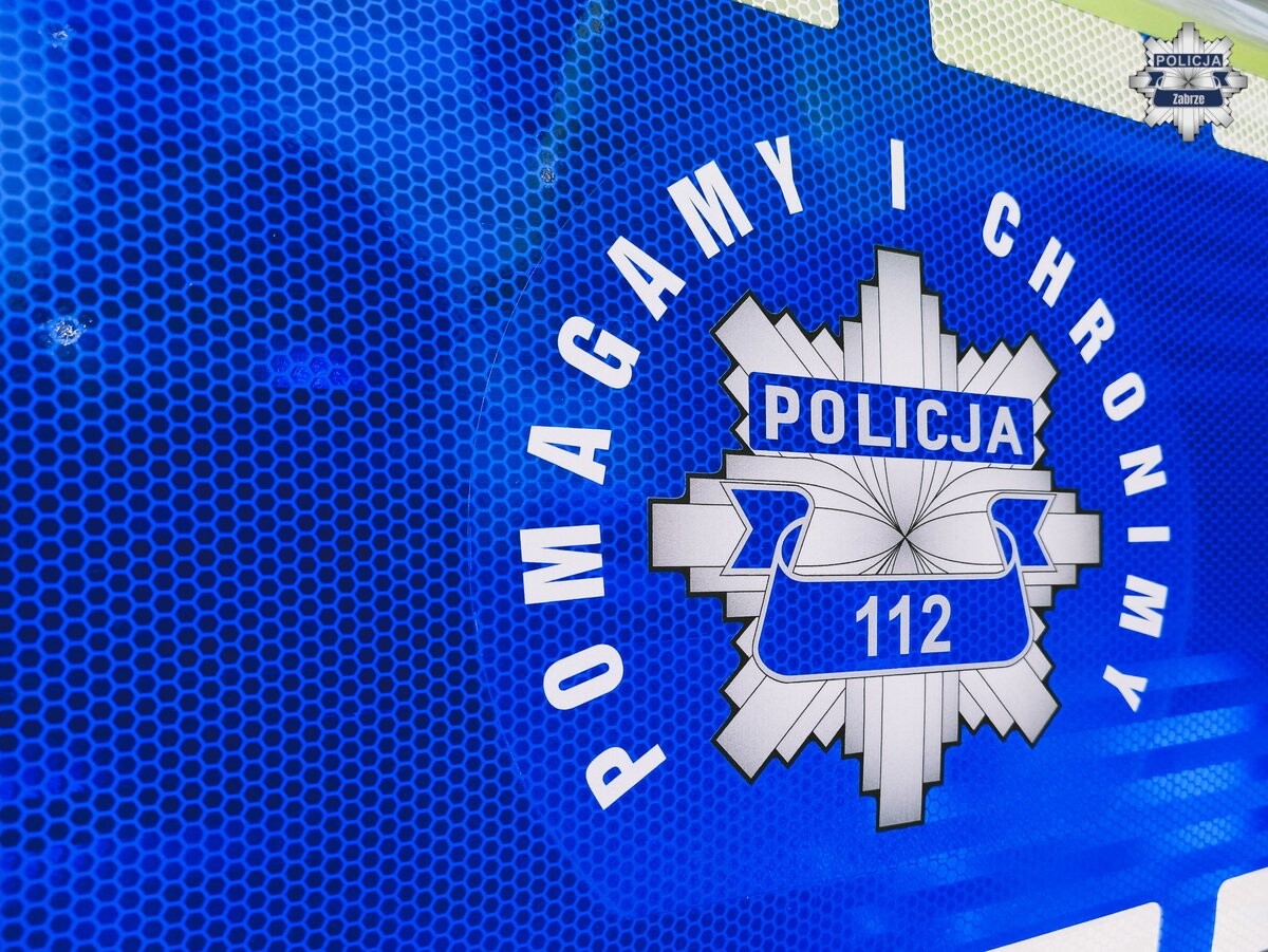 Dzieci same z nieprzytomną mamą. Policjanci pomogli ojcu dotrzeć do mieszkania