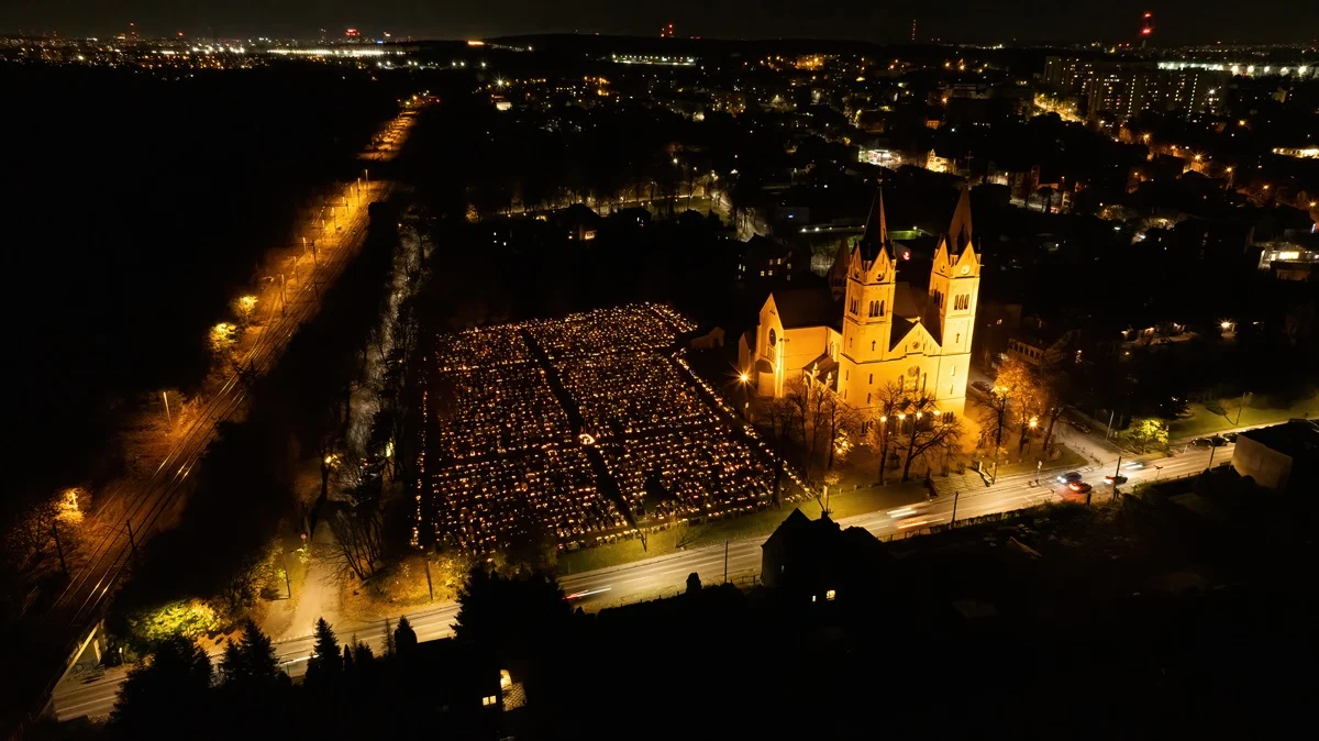 Uroczystość Wszystkich Świętych. Na cmentarzach zapłonęło tysiące zniczy [ZDJĘCIA]