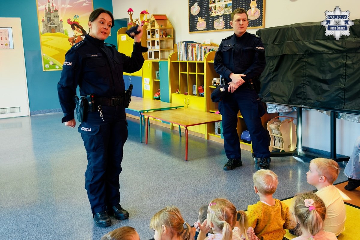 Policjanci z Rudy Śląskiej odwiedzili przedszkolaków w Halembie