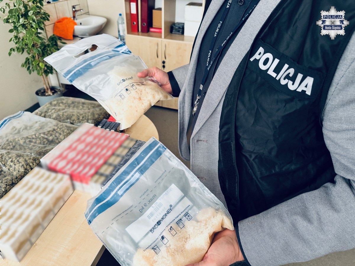 Policja przechwyciła 3,5 kg narkotyków. Trop poprowadził do pseudokibiców