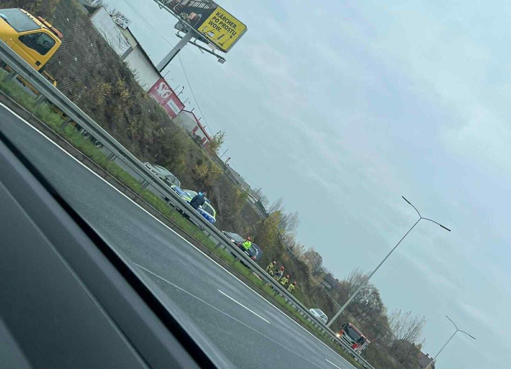 Niebezpieczna sytuacja na DTŚ: Kierowca mercedesa uderzył w barierki!