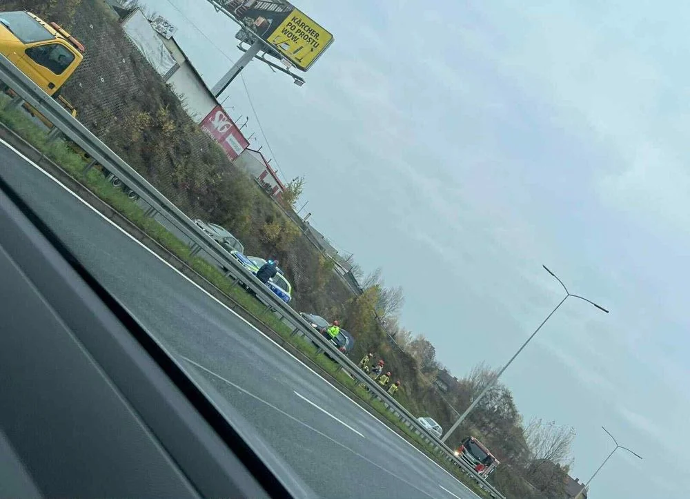 Niebezpieczna sytuacja na DTŚ: Kierowca mercedesa uderzył w barierki!