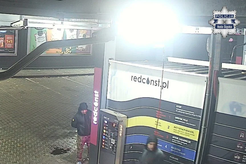 Włamanie do myjni w Rudzie Śląskiej. Policja publikuje wizerunki sprawców