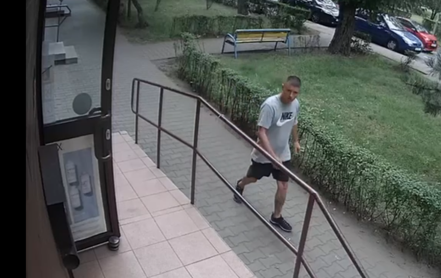 Kradzież w mieszkaniu przy ulicy Joanny. Policja szuka tego mężczyzny