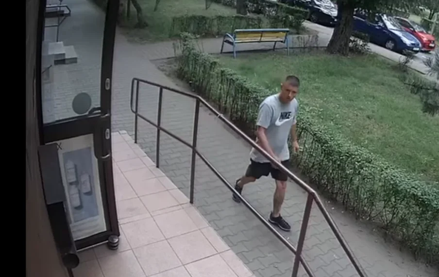 Kradzież w mieszkaniu przy ulicy Joanny. Policja szuka tego mężczyzny
