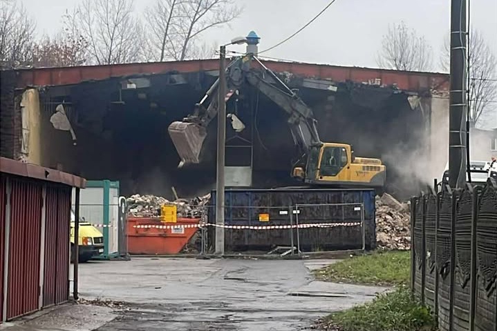 Ruszyła rozbiórka hali sportowej przy ul. ks. Ludwika Tunkla w Kochłowicach