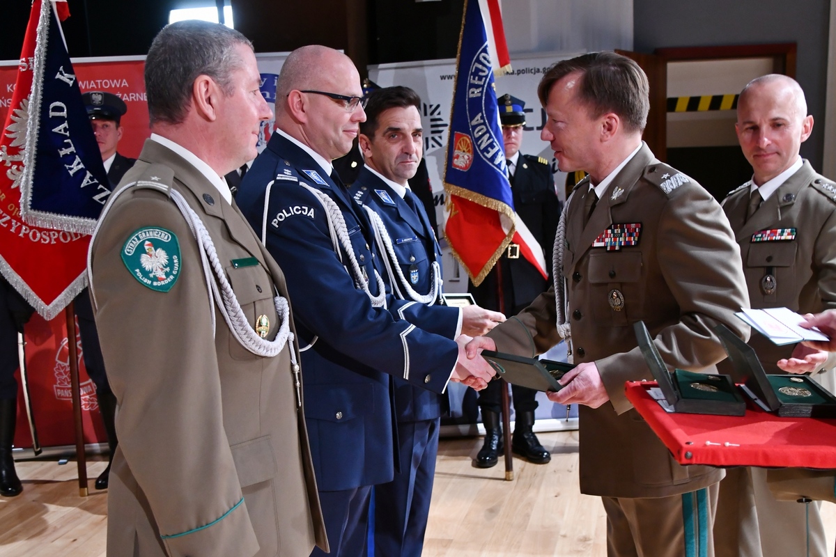 Współpraca, która działa. Policjant z rudzkiej Komendy nagrodzony przez Straż Graniczną