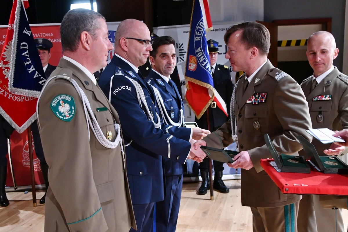Współpraca, która działa. Policjant z rudzkiej Komendy nagrodzony przez Straż Graniczną