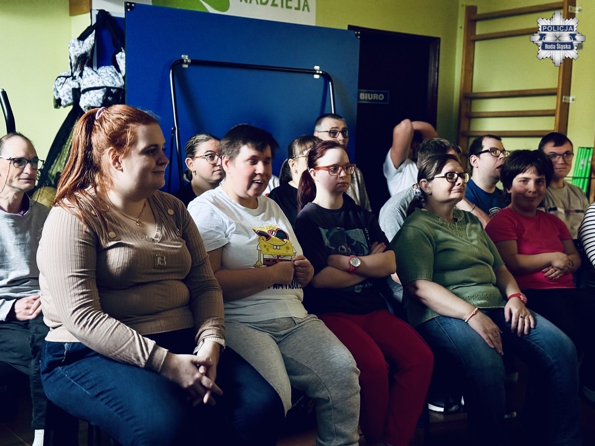 Bezpieczni na co dzień – policjanci spotkali się z podopiecznymi „Nadziei”