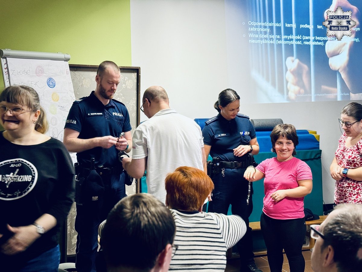 Bezpieczni na co dzień – policjanci spotkali się z podopiecznymi „Nadziei”