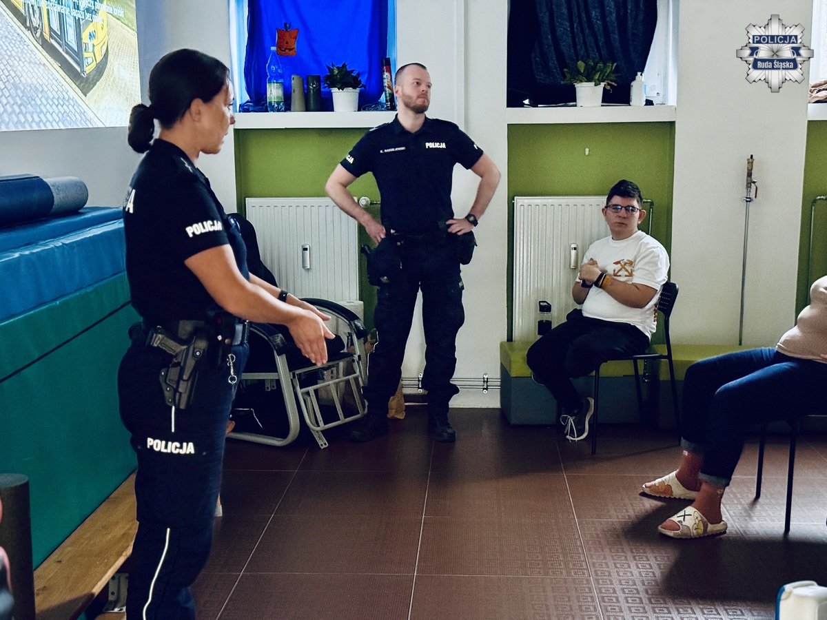 Bezpieczni na co dzień – policjanci spotkali się z podopiecznymi „Nadziei”