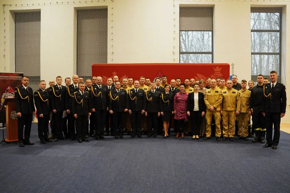 Awanse i wyróżnienia w rudzkiej PSP. Uroczysta zbiórka z okazji Święta Niepodległości