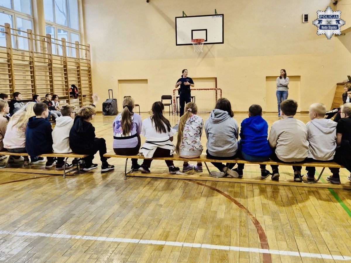 „Schody dla życia” – policjantka i ratownik uczą młodzież, jak ratować życie