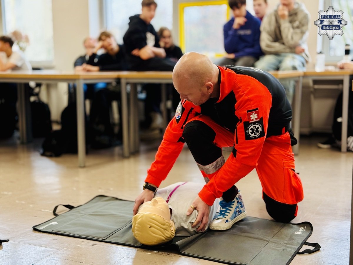 „Schody dla życia” – policjantka i ratownik uczą młodzież, jak ratować życie