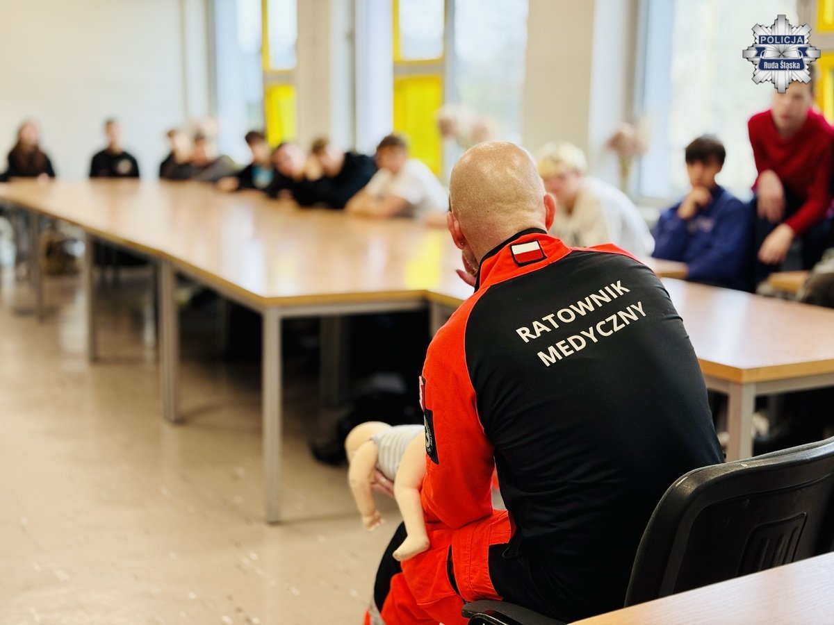 „Schody dla życia” – policjantka i ratownik uczą młodzież, jak ratować życie
