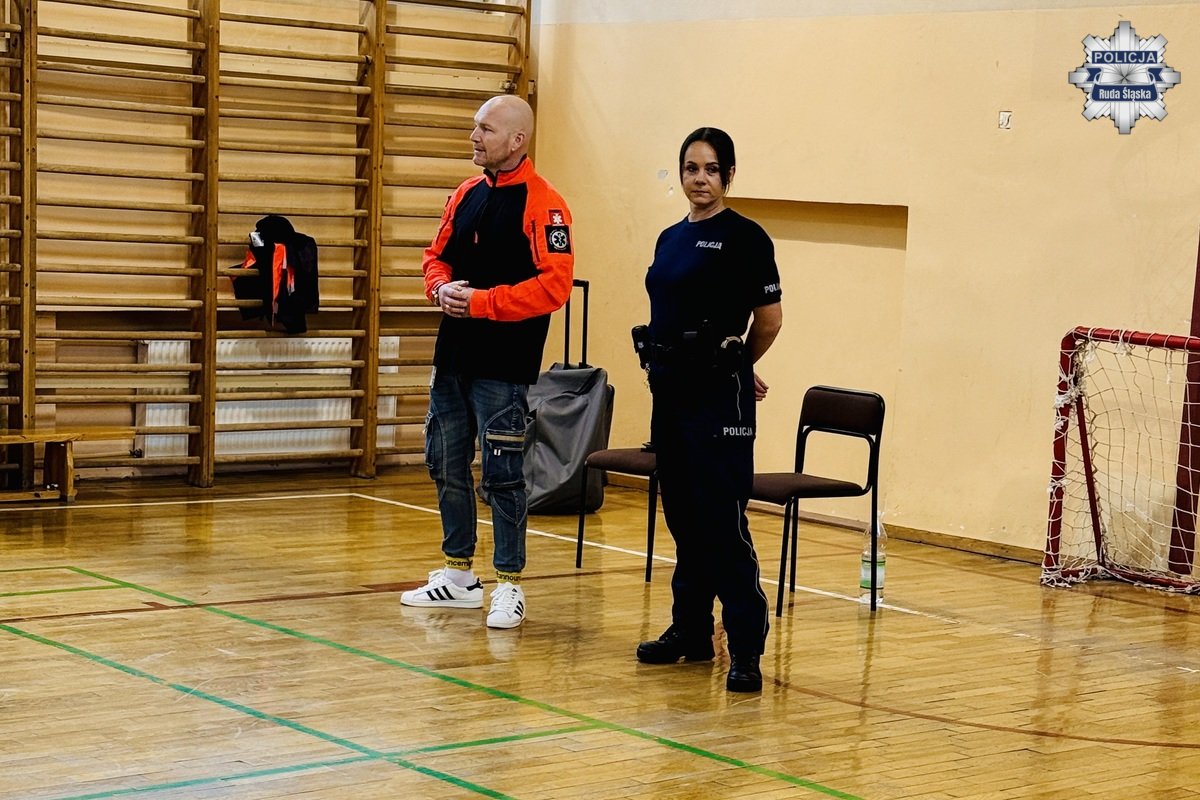 „Schody dla życia” – policjantka i ratownik uczą młodzież, jak ratować życie