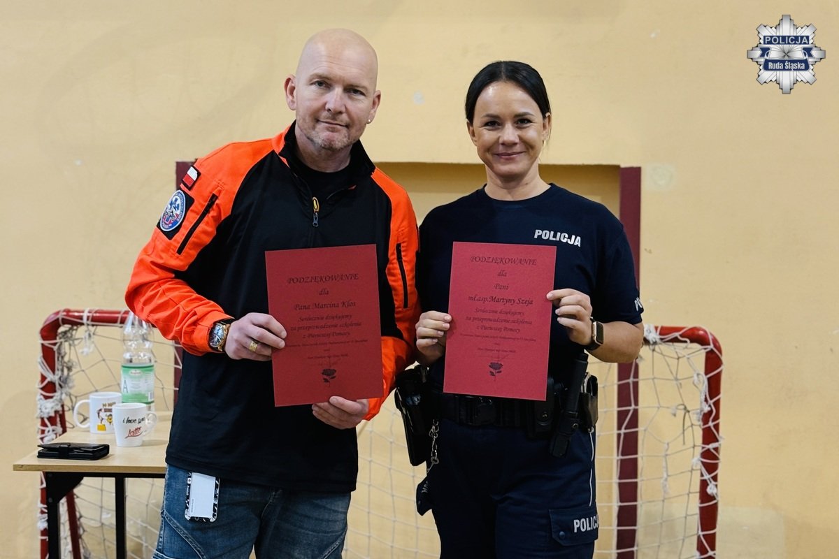 „Schody dla życia” – policjantka i ratownik uczą młodzież, jak ratować życie