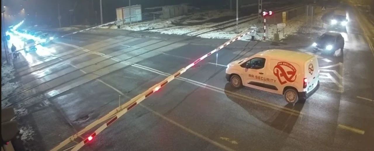 Kierowcy 17 minut czekali na pociąg widmo. Szlabany zamknięte, pociągu brak!