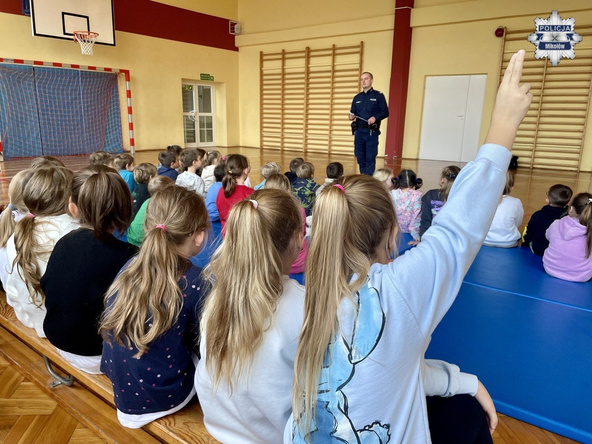 Bezpieczne drogi i internet. Prelekcja dzielnicowego w Szkole Podstawowej nr 10