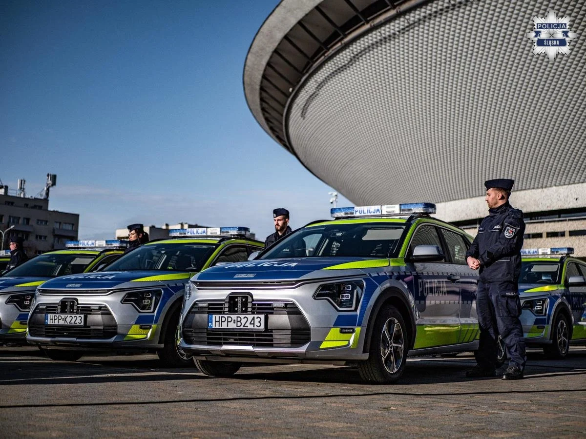 Bezpieczniej i bardziej ekologicznie. Śląska Policja z nowymi radiowozami / fot. Śląska Policja