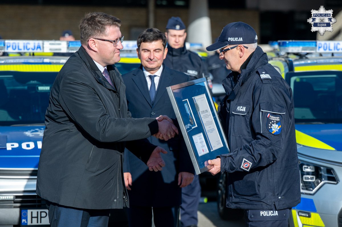 Bezpieczniej i bardziej ekologicznie. Śląska Policja z nowymi radiowozami / fot. Śląska Policja